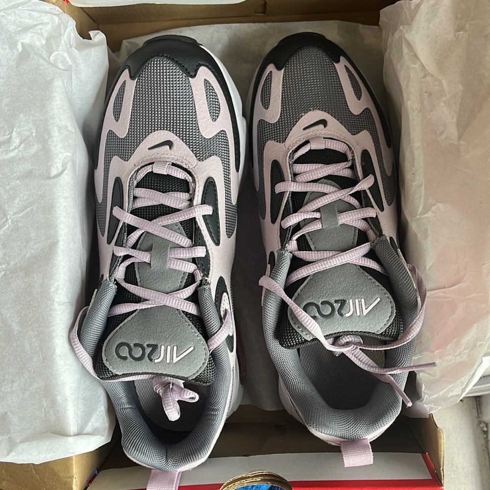 Nike - Picture 3 of 3
